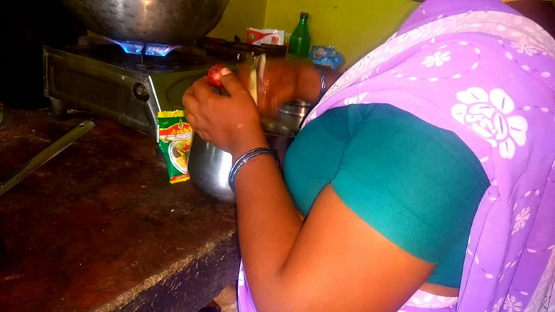 Desi Sathiya: Une prof tamoule baise dans la cuisine avec une