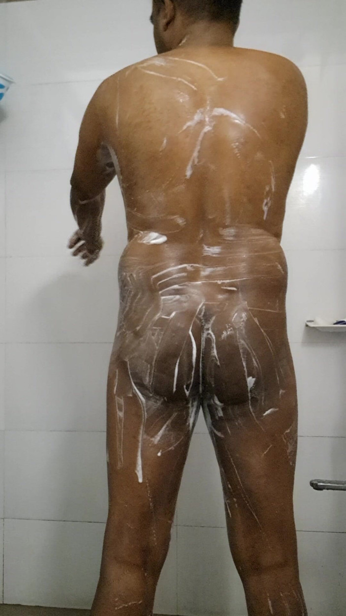 Indianexhib: 印度裸体洗澡和全身与生殖器剃毛