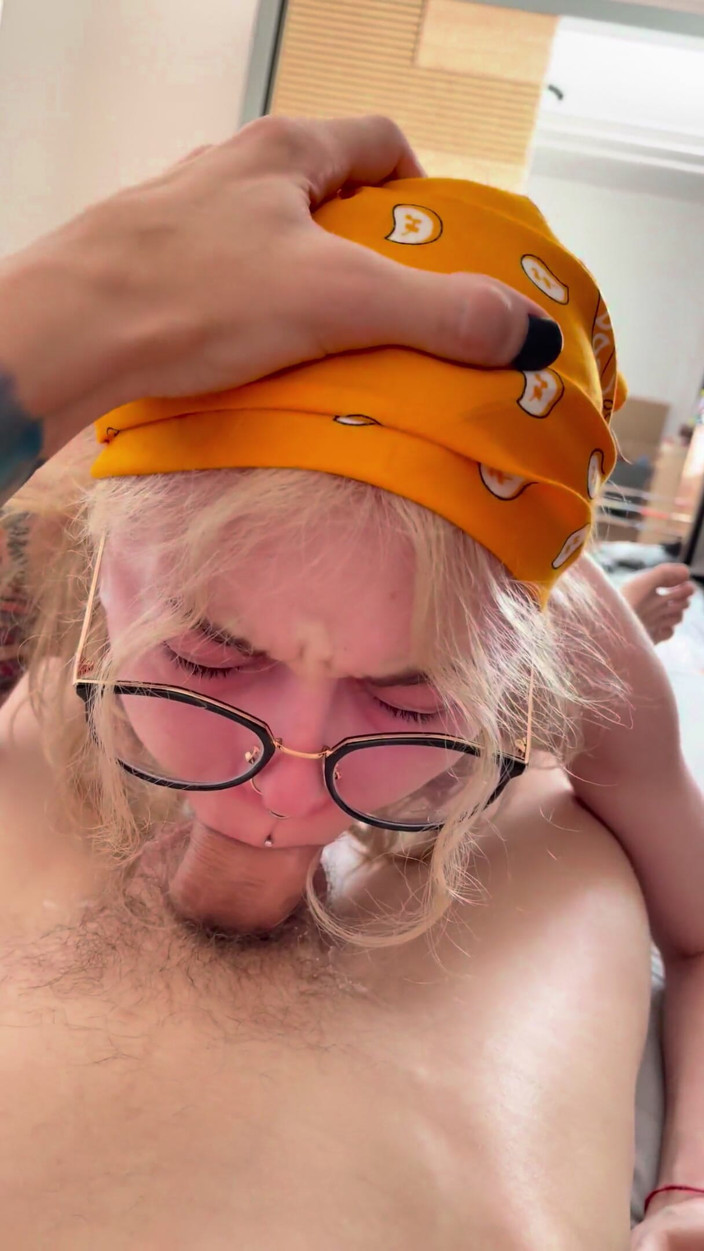 Karneli Bandi: Fast morning blowjob with cumshot on my glasses