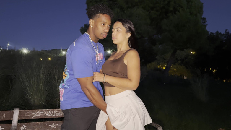 Jesus Reyes: Sexo interracial al aire libre en medio de la calle -...