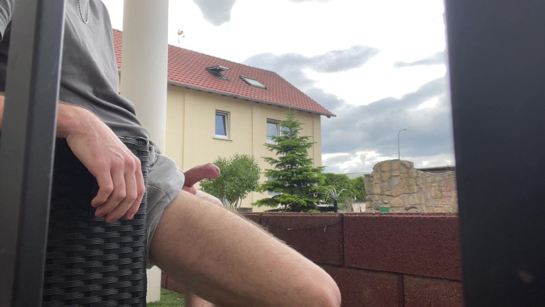 boyzxy212_2: Rosyjski chłopak bawiący się swoim kutasem na tarasie. Bardzo ryzykowne