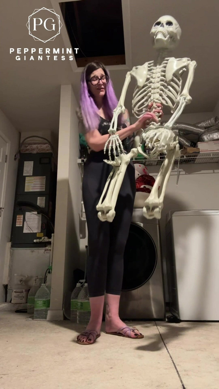 Peppermint Giantess: 6'7 Barefoot Giantess Towers Over Everything at Home! Height Comparisons +...