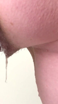 Sesso a pecorina. Spingere fuori il creampie. Fa pipì come un pecorina. Primo piano