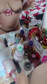 Tôi trở nên vui vẻ với anh trai kế của tôi khi không có ai ở nhà.