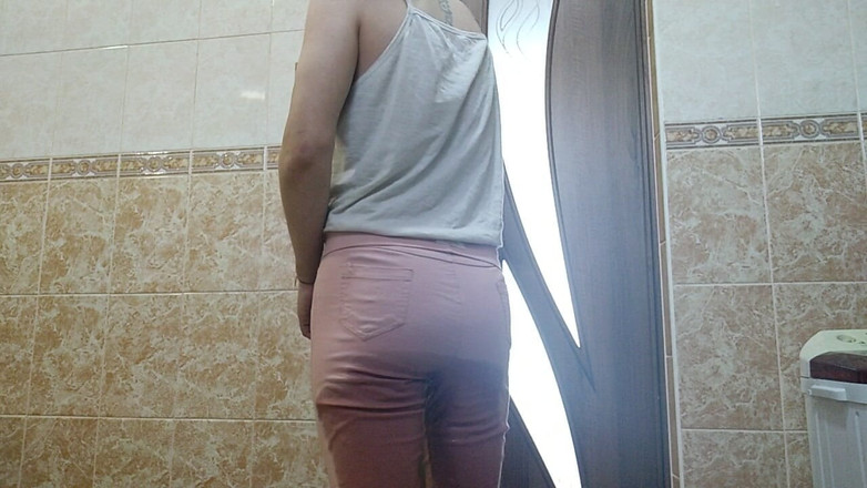 DirtyLubov: Đi tiểu trong quần
