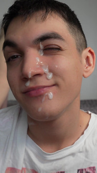 Sevimli twink freind'imin yüzüne boşalması için yüzünü sikiyorum, Matty ve Aiden
