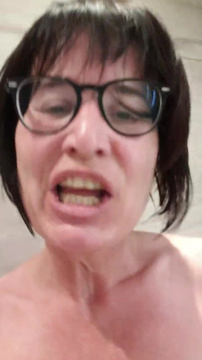 JulieEroticDress: Squirt in wellness-dusche