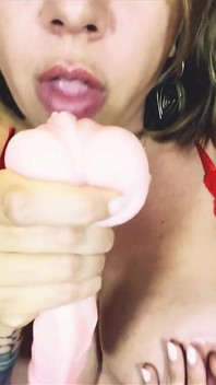 Saya terlalu seronok menghisap pepek merah jambu ini