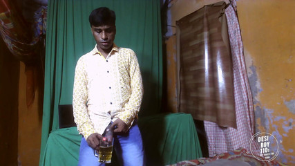 Desiboy110Ankit: Safado garoto engolindo mijo e cuspindo