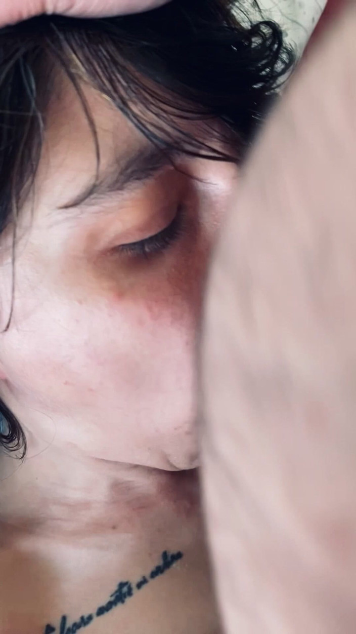 Akasha7: Prostrée devant lui, je veux qu’il me baise la bouche