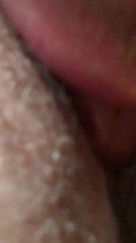 Ok, eu vou fazer xixi no seu pau, mas só se você provar minha buceta antes e depois. Close-up lambendo buceta, mijando e fodendo