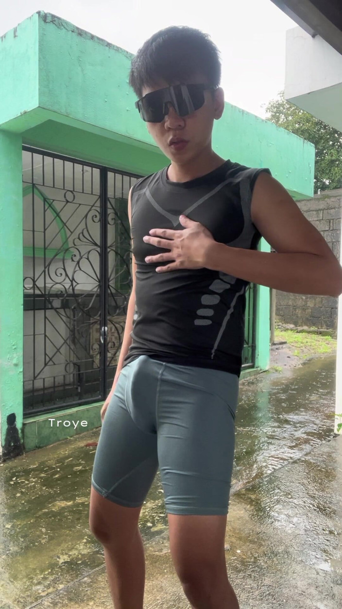 Troye_AsianPinoy: Ho bisogno di qualcuno che tocchi il mio corpo sexy