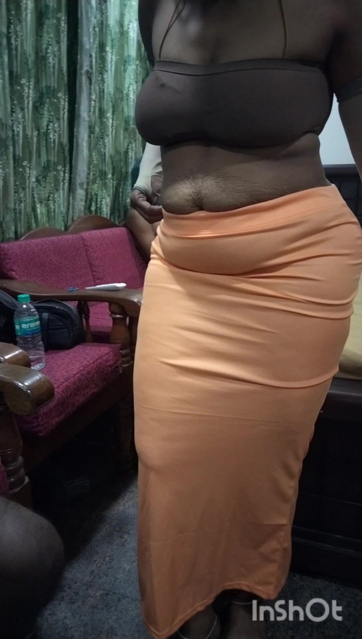Tamil lesbian: 穿着热背和胸部的裙子