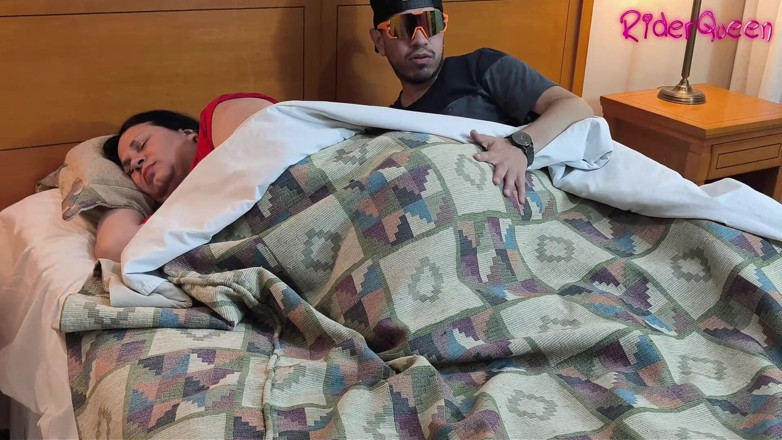 Riderqueen: Hijastro invade mi cama 05 - cámara en primer plano desvergonzada y...
