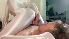 SluttyShanna: Ach můj bože, ona nemůže přestat stříkat a chcat mu...