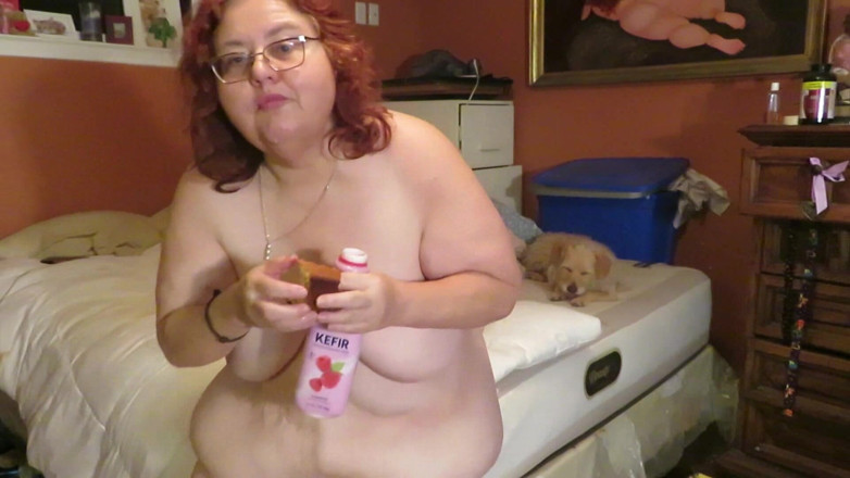 BBW nurse Vicki adventures with friends: Messy cake and kefir eat and slurp video