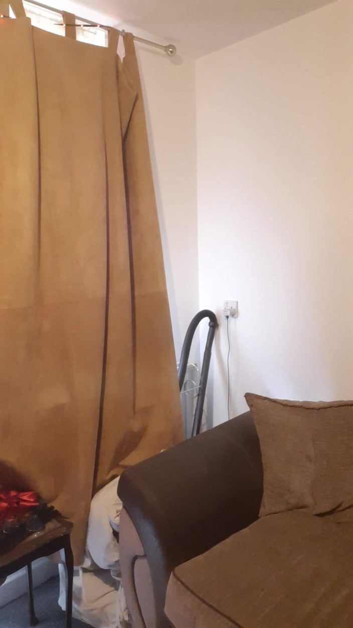 Gloriousshelly: Lexy di depan kamar sendirian