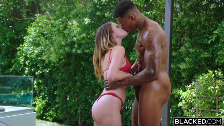 Blacked: 黒人の美女アテナ・ファリスはBBCに抵抗できない