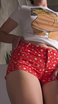 Tachinare reală de amatori cu înregistrare de acasă în pizdă în pantaloni scurți foarte strâmți