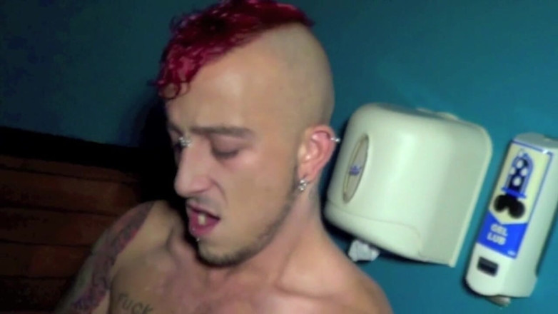 Crunch Boy: Twink troia scopata e pugno da un ragazzo scally