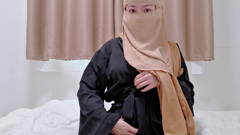 LittleMuslim: Punto di vista: La sensuale ragazza nera abaya provocante con...