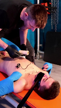 Sklavin rossy ist gefesselt und leidet an einem ruinierten orgasmus (4k)