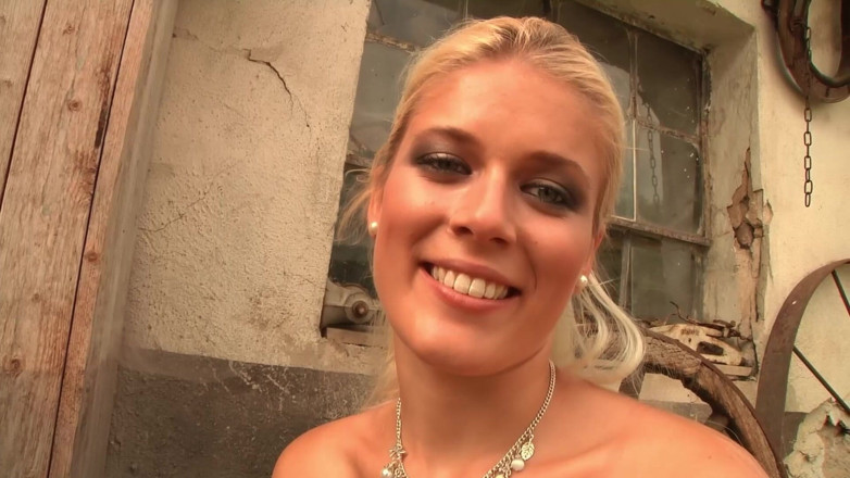 Casting GIRLS AND FIRST PORNO: Sandy teeny casting blonda brudar vilda utomhus knull