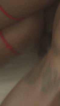 Zwei dicke ebenholzküken nehmen es mit dem großen schwarzen schwanz von rome majors auf