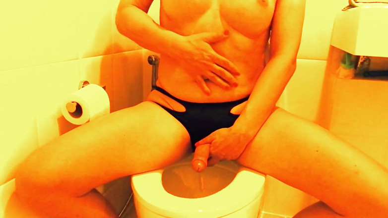 Hot Shemale Babes: Blonde europäische transe pinkelt, schwanzspiele in der toilette