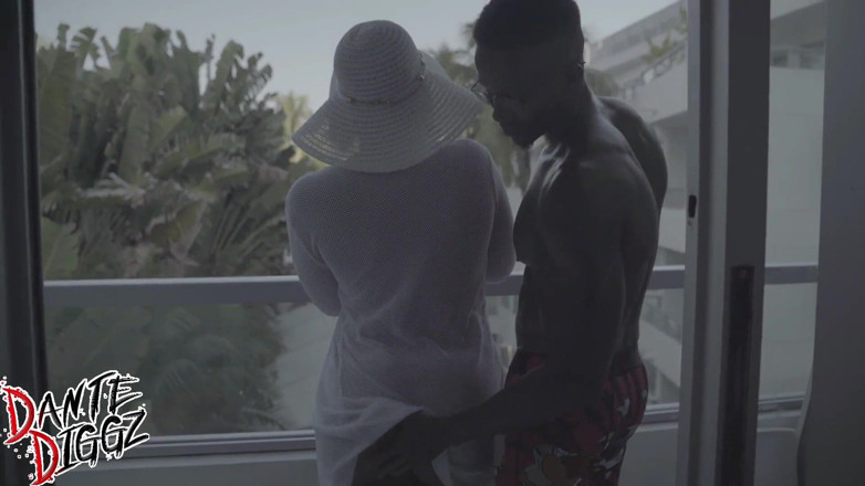 Dante Diggz Media: Латина С большой попкой Shanice Luv получает хуй большой черный член на балконе перед всеми на Xbiz Майами и сквиртует
