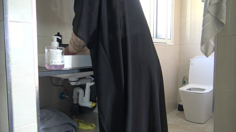 Souzan Halabi: Une MILF arabe lesbienne en hijab lave la chatte étroite de...