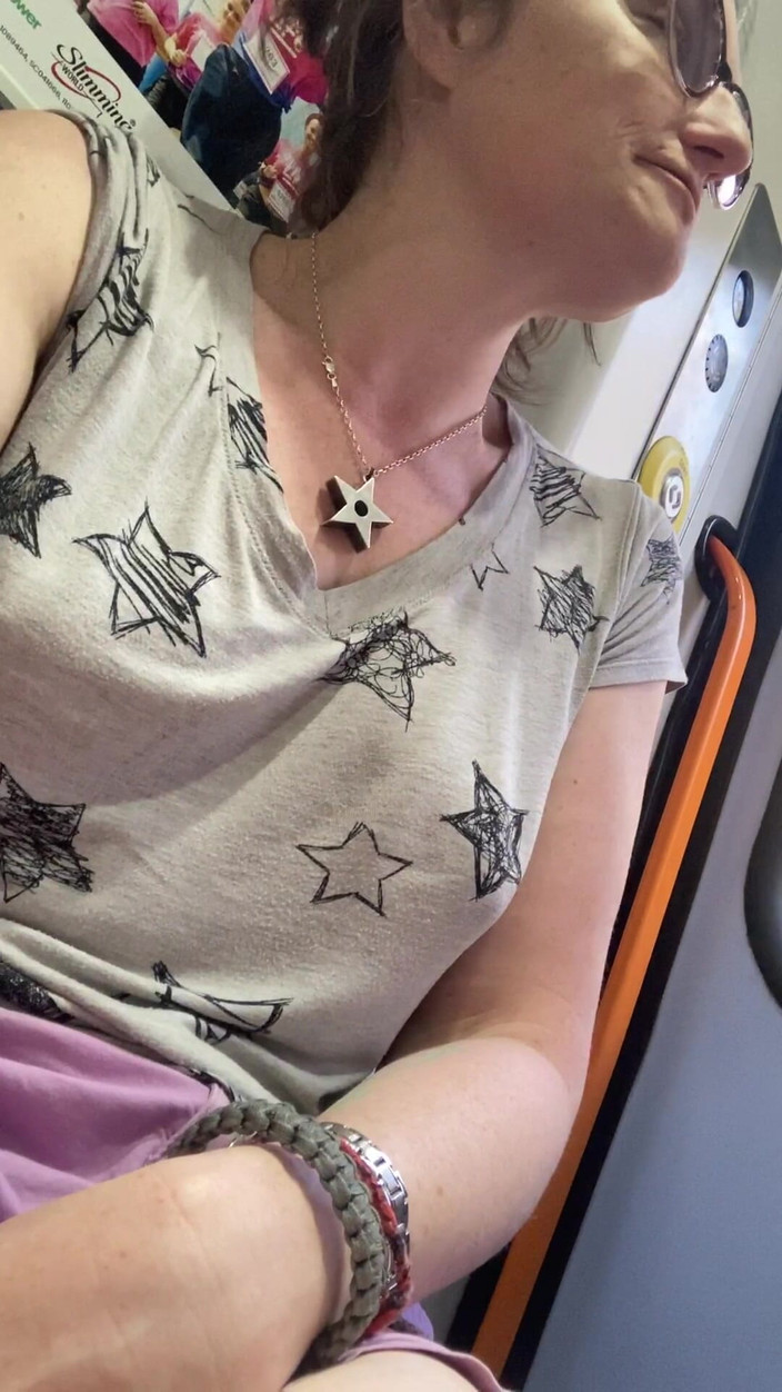 MistressWriggler: Poesje En Schaamhaar Spelen Op Het Openbaar Vervoer Waardoor Mijn...