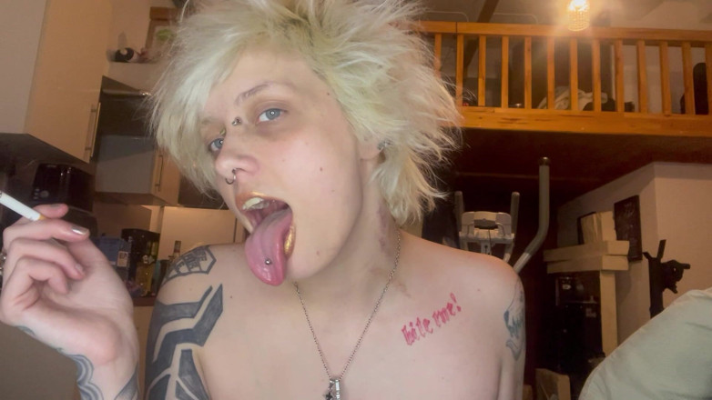 Glitterqueen1999: Une fille gothique se fait fétiche pour le rouge à lèvres...
