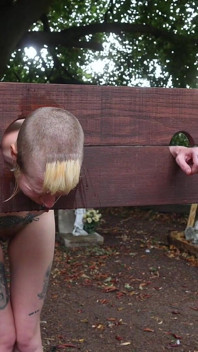 La ragazza nuda per l'umiliazione viene messa in calze e degradata