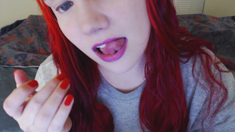 Scarlet Vixen: Lápiz labial y boca fetiche de labios morados