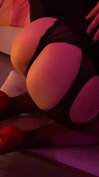 # 31 Rochie scurtă neagră din dantelă, ciorapi, ciorapi și tocuri