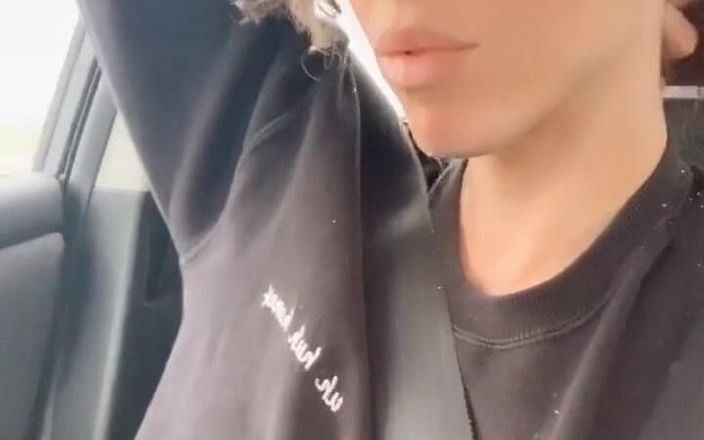 Tia Tizzianni Productions: Diğer sürücülerin klitorisimin kilitli olduğunu ve götümün tıkalı olduğunu bildiğini...