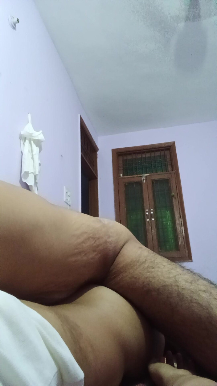 Rishi: Kamarádova sestra nechala doma nahá