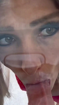 Une MILF blonde suce un gode et fait du dirty talk