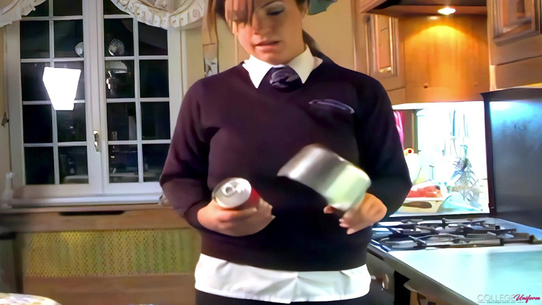 College Uniform: Video di zuppa in cucina con samantha buxton