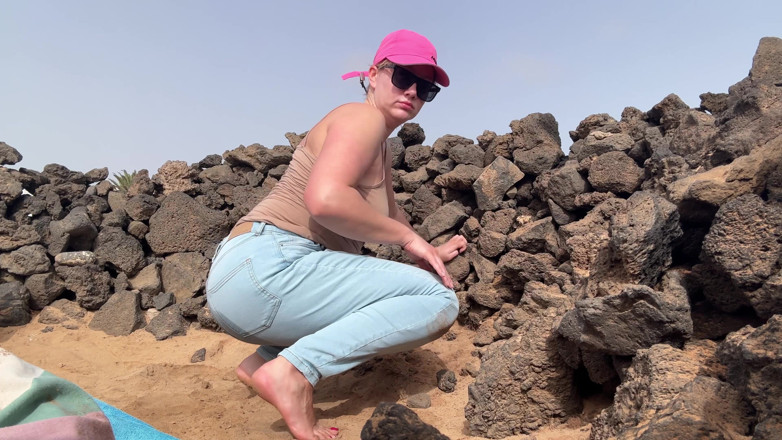 Emma Voyeur: Jeans Wetting Pantai - Sandy Dan Direndam