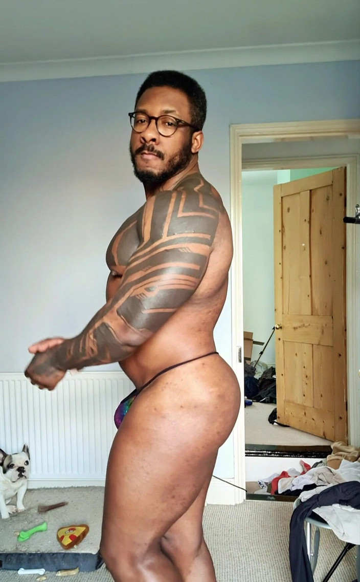 Amadeus: Periksa Pelatih. Dia memintaku memakai celana dalam thong untuk melihat...