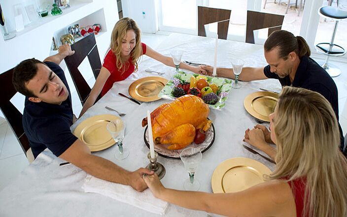 Family Strokes: Branlé par sa demi-sœur en remerciant lors du dîner de...