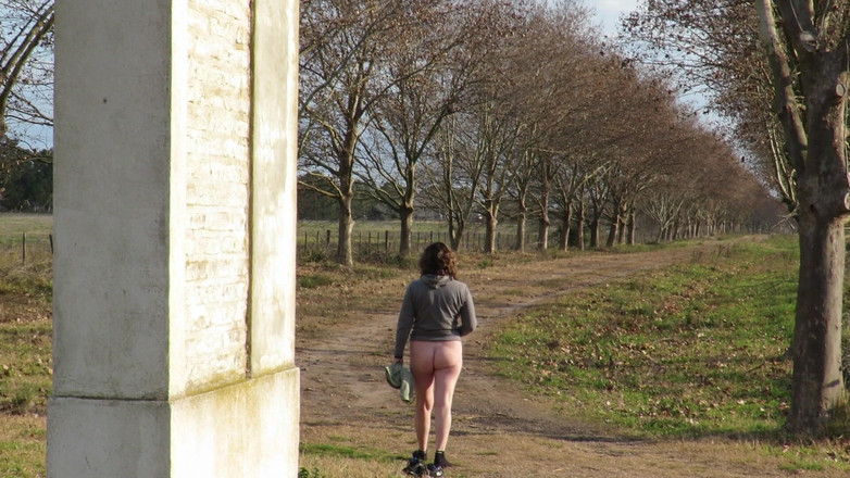 Milfcamsex: Patricia poprvé navštíví farmu a svléká se do naha