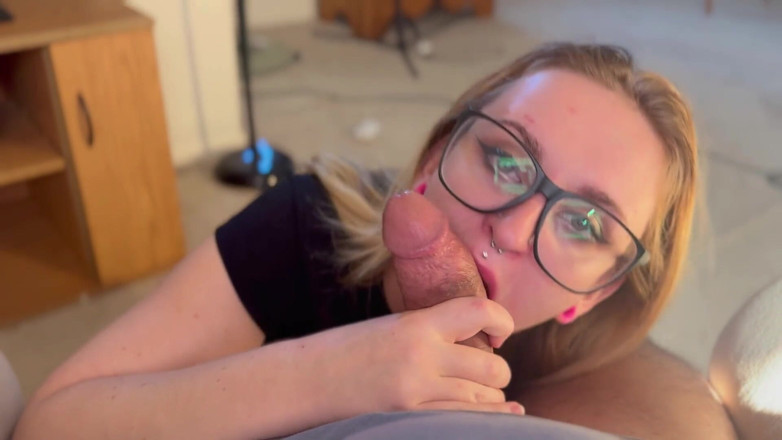 Island Boy Vids: Ayla Vixen nabídka kouření