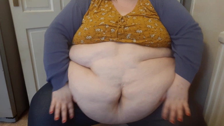 SSBBWLadyBrads: Cewek super semok lagi asik mainin perutnya sampai bergeliat