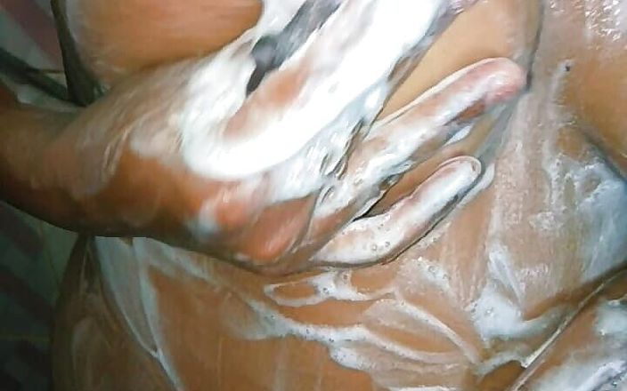 Sumi_couple_lesbian: Banyoda duşta amcığını parmaklıyor Hintli yerel videolar