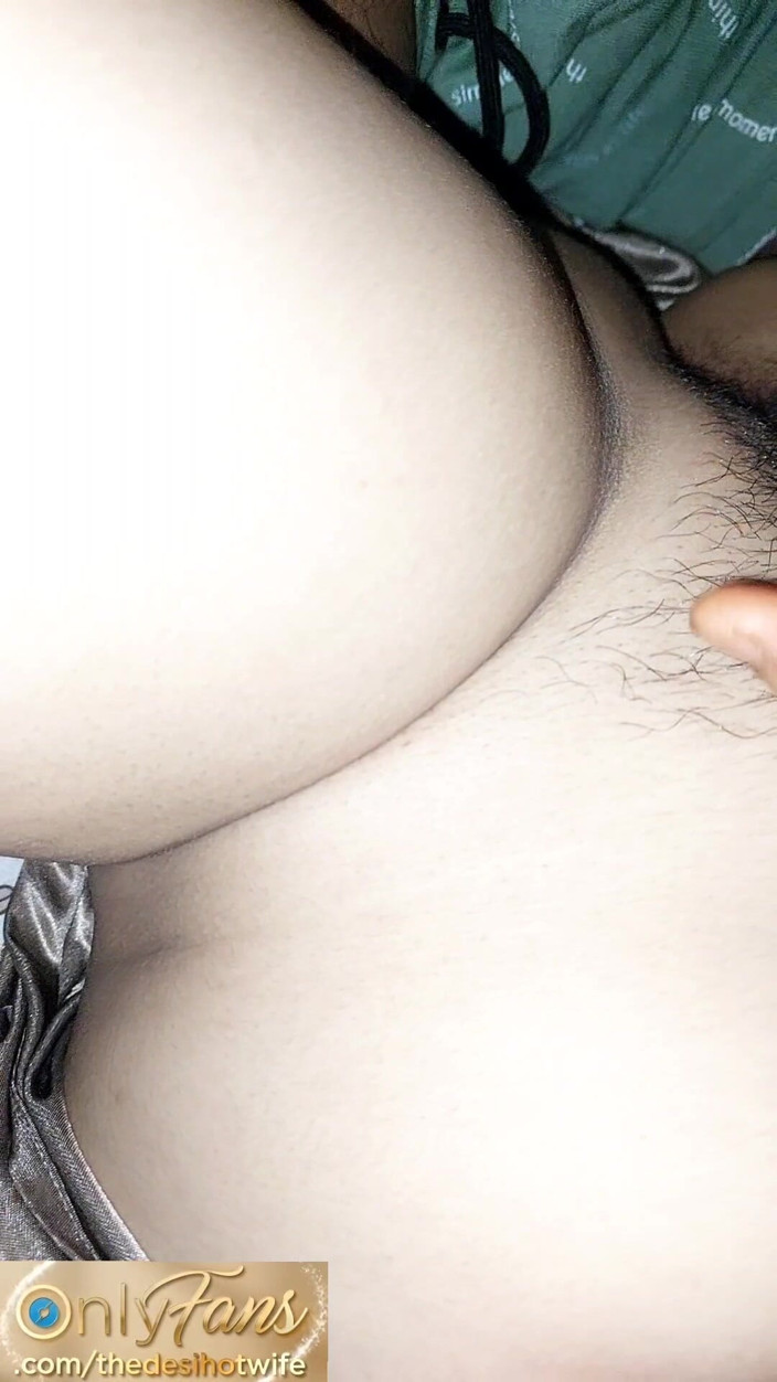 TheaDesiHotwife: 私は彼の小さなクリトリスよりも指で愛撫する方が好きです