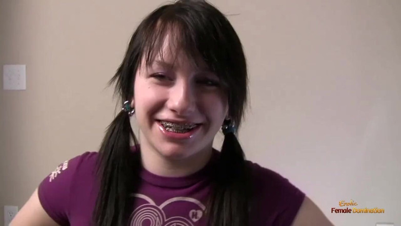 Erotic Female Domination: Procace ragazza del college mora che brama il suo sperma...