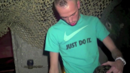 Sneaker gay: Cerda puta utilizada por chico escamoso en la trastienda